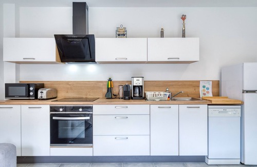 Saint-Genies-de-Fontedit Apartment | Apartment 'Le Poulailler D'alice' with Private Terrace, Wi-Fi and Air Conditioning