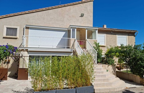 Saint-Mitre-les-Remparts Apartment | Apartment - top of villa, located on 1st floor,