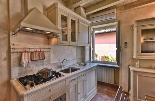 Bogliaco Apartment | Apartment 'Al Porto Vecchio' with Sea View and Wi-Fi