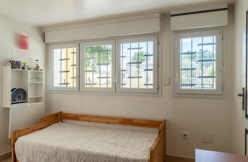 Quartier des Espesses Apartment | Apartment 'Bas Maison Nîmes' with Shared Pool, Wi-Fi and Air Conditioning