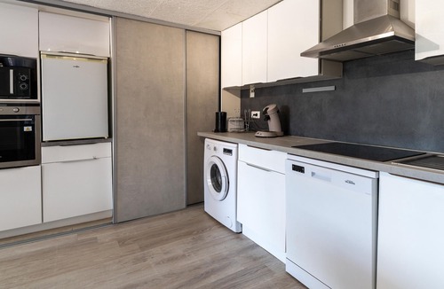 Quartier des Espesses Apartment | Apartment 'Bas Maison Nîmes' with Shared Pool, Wi-Fi and Air Conditioning