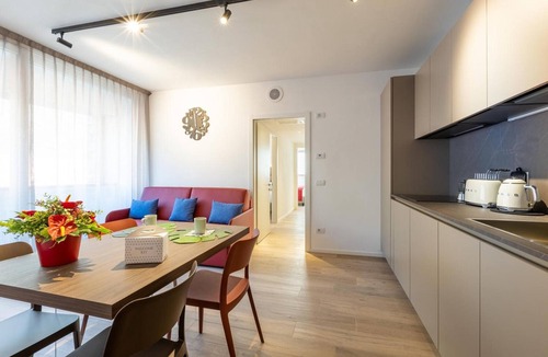 Torbole sul Garda Apartment | Apartment 'Boutique Red' with Balcony, Wi-Fi and Air Conditioning
