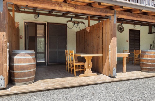 Gaino Apartment | Apartment 'Camera Matrimoniale E Patio Garden' with Lake View, Shared Garden and Wi-Fi