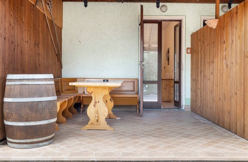 Gaino Apartment | Apartment 'Camera Matrimoniale E Patio Garden' with Lake View, Shared Garden and Wi-Fi