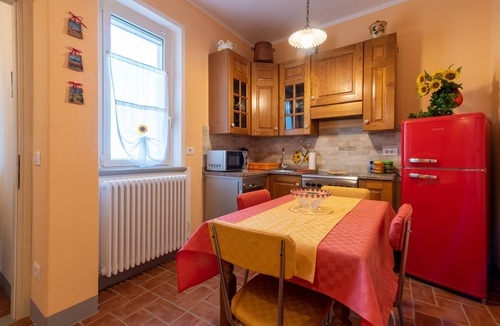 Cortona Apartment | Apartment 'Casa del Nonno Bingheri' with Shared Garden & Wi-Fi