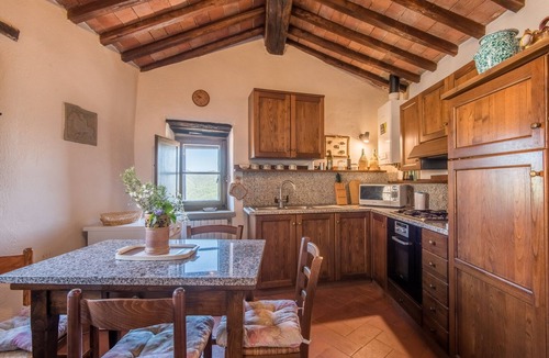 Rosennano Apartment | Apartment Casale Rosennano - Padronale with Shared Garden & Wi-Fi