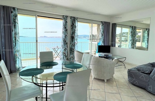 Sanary-sur-Mer Apartment | Apartment directly on the seaside for 4