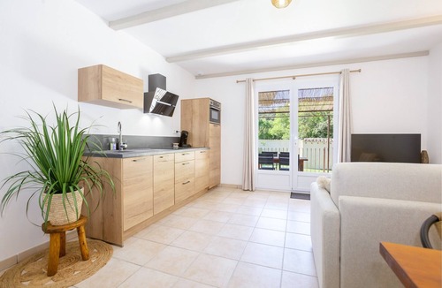 Eyguieres Apartment | Apartment 'Domaine De Meyrol - Gîte 1' with Mountain View, Wi-Fi and Air Conditioning
