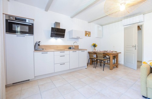 Eyguieres Apartment | Apartment "Domaine De Meyrol - Gîte 2" with Mountain View, Wi-Fi and Air Conditioning