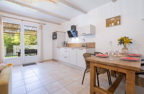 Eyguieres Apartment | Apartment "Domaine De Meyrol - Gîte 2" with Mountain View, Wi-Fi and Air Conditioning