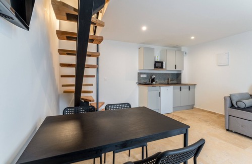 Robion Apartment | Apartment 'Duplex Canto Cigalo 13' with Wi-Fi and Air Conditioning