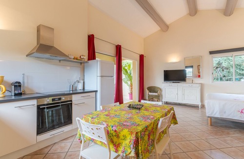 Salon-de-Provence Apartment | Apartment 'Havre De Paix' with Shared Pool, Wi-Fi and Air Conditioning