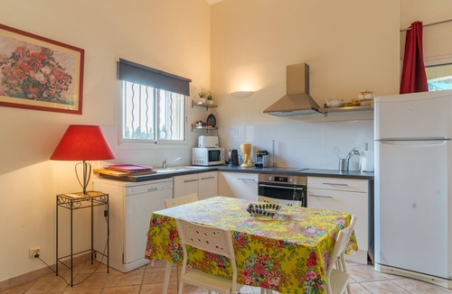 Salon-de-Provence Apartment | Apartment 'Havre De Paix' with Shared Pool, Wi-Fi and Air Conditioning