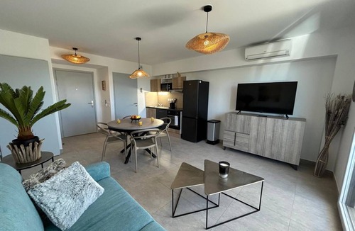 Beziers Apartment | Apartment in residence with swimming pool 400 m from the beach.