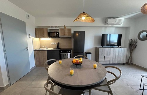 Beziers Apartment | Apartment in residence with swimming pool 400 m from the beach.