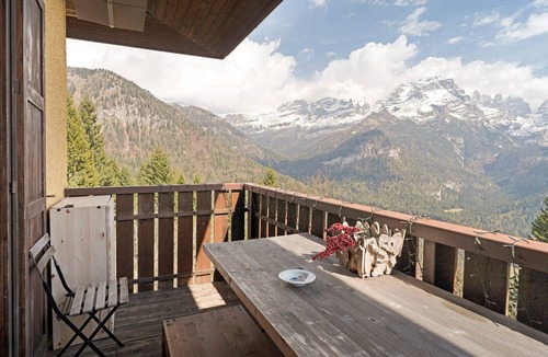 Madonna di Campiglio Apartment | Apartment 'Relax At The Mountain' with Mountain View, Shared Terrace and Wi-Fi
