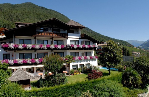 Rifiano Apartment | Apartment "Kleon 2" with Mountain View, Shared Pool and Wi-Fi