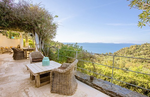 Cavalaire-sur-Mer Apartment | Apartment "La maison de Constance" with Sea View, Terraces and Wi-Fi