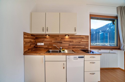 Laces Apartment | Apartment "Langstein Rose" with Mountain View, Balcony and Wi-Fi