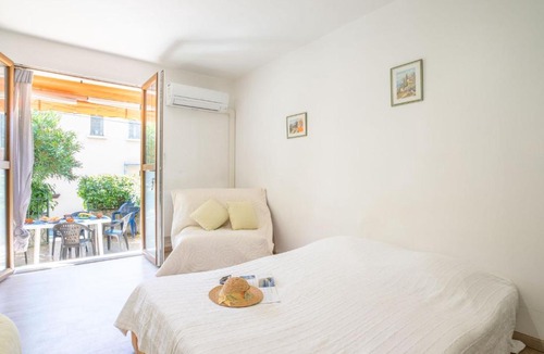Les Lecques Apartment | Apartment Le Lido-3 by Interhome