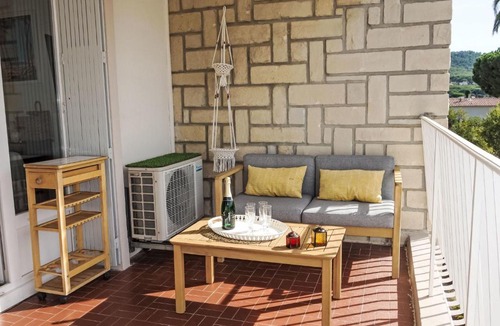 Saint-Cyr-sur-Mer Apartment | Apartment Les Palmiers-3 by Interhome