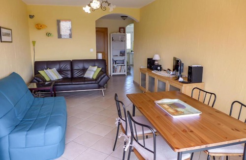 Les Lecques Apartment | Apartment Les Vignes by Interhome