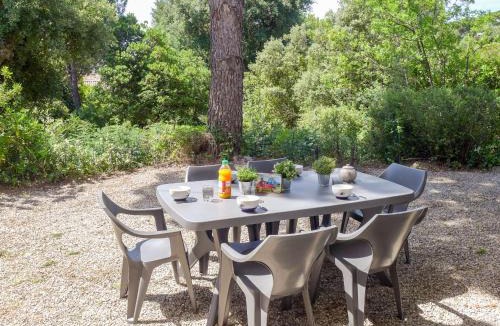 La Croix-Valmer Apartment | Apartment Résidence Le Clos des Lavandes by Interhome