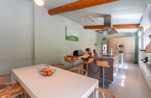 Saint-Andiol Apartment | Apartment 'Rosalie' with Shared Garden, Wi-Fi and Air Conditioning