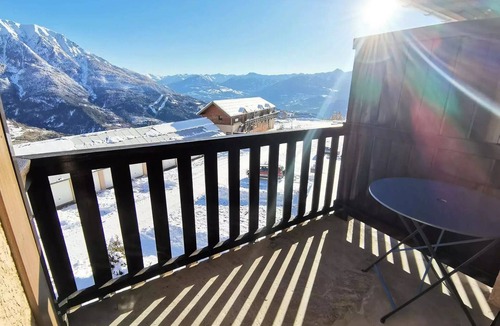 Reallon Apartment | Apartment Sleeps 4 with a View of the Mountains in Réallon 369R