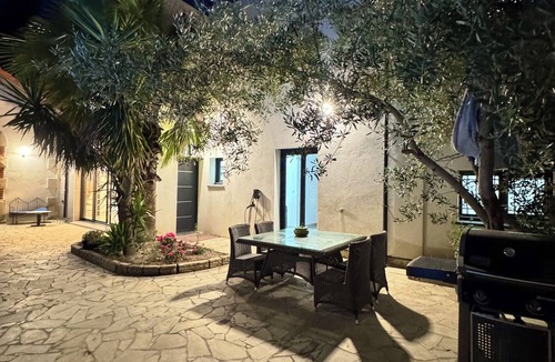 Route de Beaucaire Apartment | Apartment terre mer