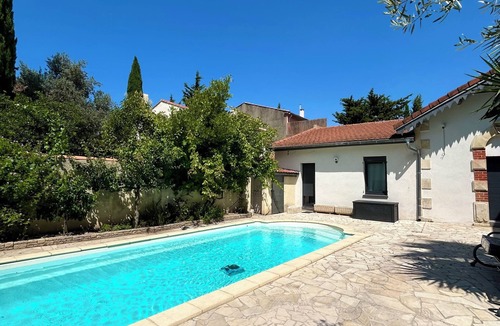 Route de Beaucaire Apartment | Apartment terre mer