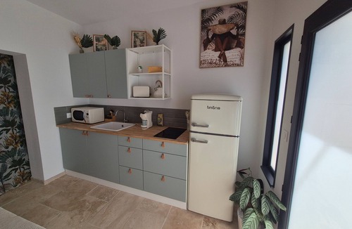 Taillades Apartment | Apartment 'Une Parenthèse En Luberon' with Private Garden, Wi-Fi and Air Conditioning