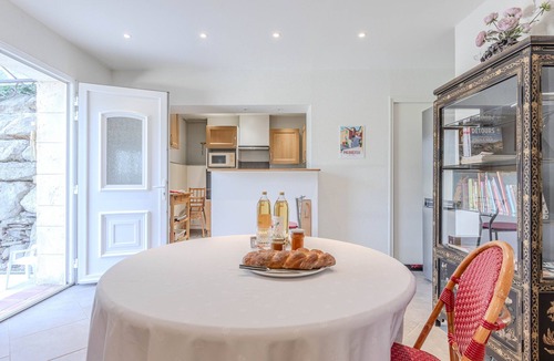 Pierrefeu-du-Var Apartment | Apartment 'Villa Gigi' with Private Terrace, Wi-Fi and Air Conditioning