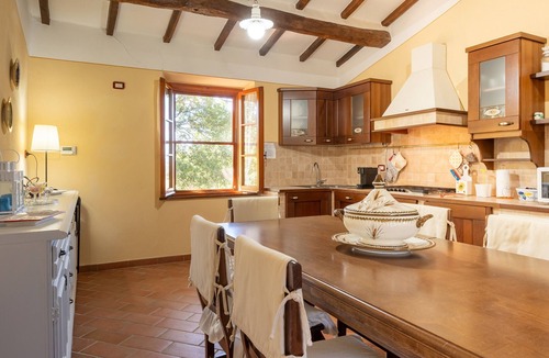 Torrita di Siena Apartment | Apartment 'Villa Rosa' with Mountain View and Balcony