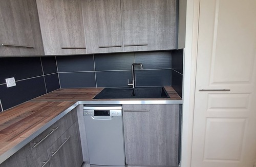 Valras-Plage Apartment | Apartment with balcony upstairs of a villa 300 m from the sea