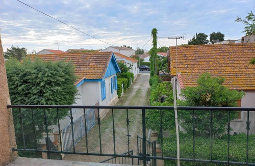 Valras-Plage Apartment | Apartment with balcony upstairs of a villa 300 m from the sea