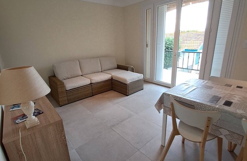 Valras-Plage Apartment | Apartment with balcony upstairs of a villa 300 m from the sea