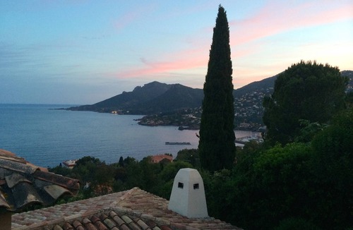 Theoule-Superieur Apartment | Apartment with Shared Pool & Breathtaking Mountain and Sea Views.