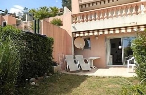 Theoule-Superieur Apartment | Apartment with Shared Pool & Breathtaking Mountain and Sea Views.