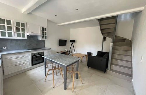 Maillane Apartment | Apartment with rooftop balcony