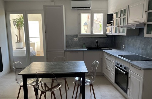 Maillane Apartment | Apartment with rooftop balcony