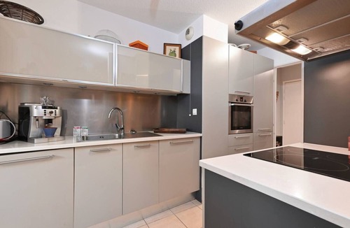 Les Arnavaux Apartment | Apartment with terrace, parking, air conditioning