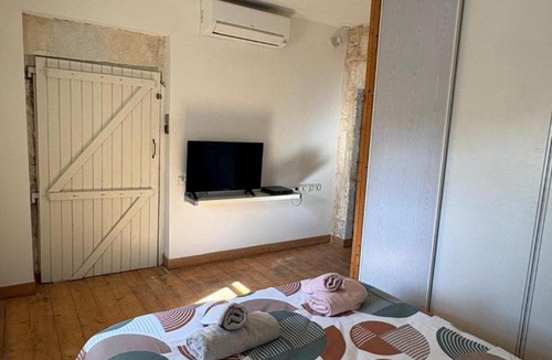 Candillargues Apartment | Appart 6 pers dans château clim, tourelle privée