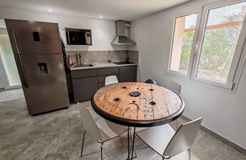 Bellegarde Apartment | Appart Cosy Avec Jardin, Jacuzzi Privé, Piscine Lété, au Calme