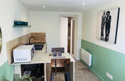 Est Apartment | Appart Ethan PROCHE DU CENTRE AVEC PARKING ET JARDIN