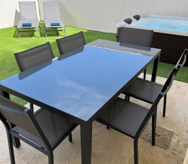 Port-Saint-Louis-du-Rhone Apartment | Appartement tout confort avec jacuzzi privatif