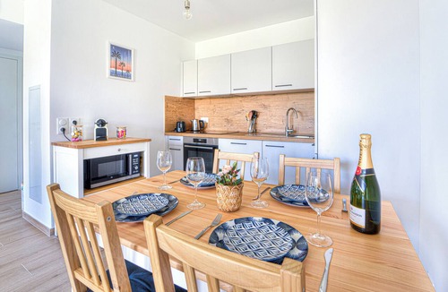 Saint-Laurent-du-Var Apartment | Appartement Fleuri, vue mer - Welkeys