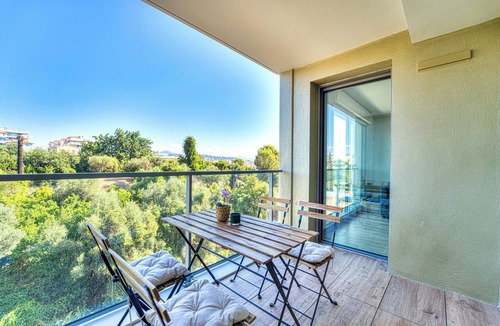 Saint-Laurent-du-Var Apartment | Appartement Fleuri, vue mer - Welkeys