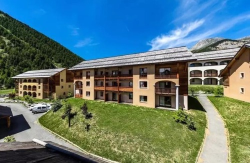 Arvieux Apartment | Appartement 4 pièces pour 6-8 personnes, 2 chambres, 1 cabine, 2 canapés-lit double dans le salon, au pied des pistes et piscine l'été, wifi fibre