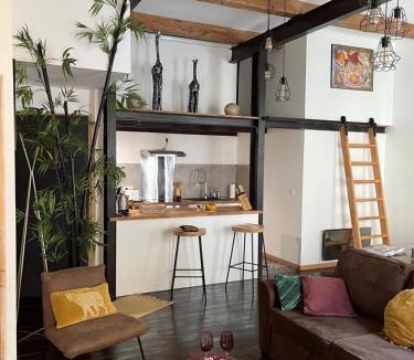 Saint-Lambert Apartment | Appartement atypique cosy entre terre & mer